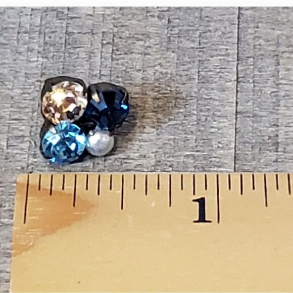 RHINESTONE & FAUX PEARL Post Earrings - Picture 4 of 4